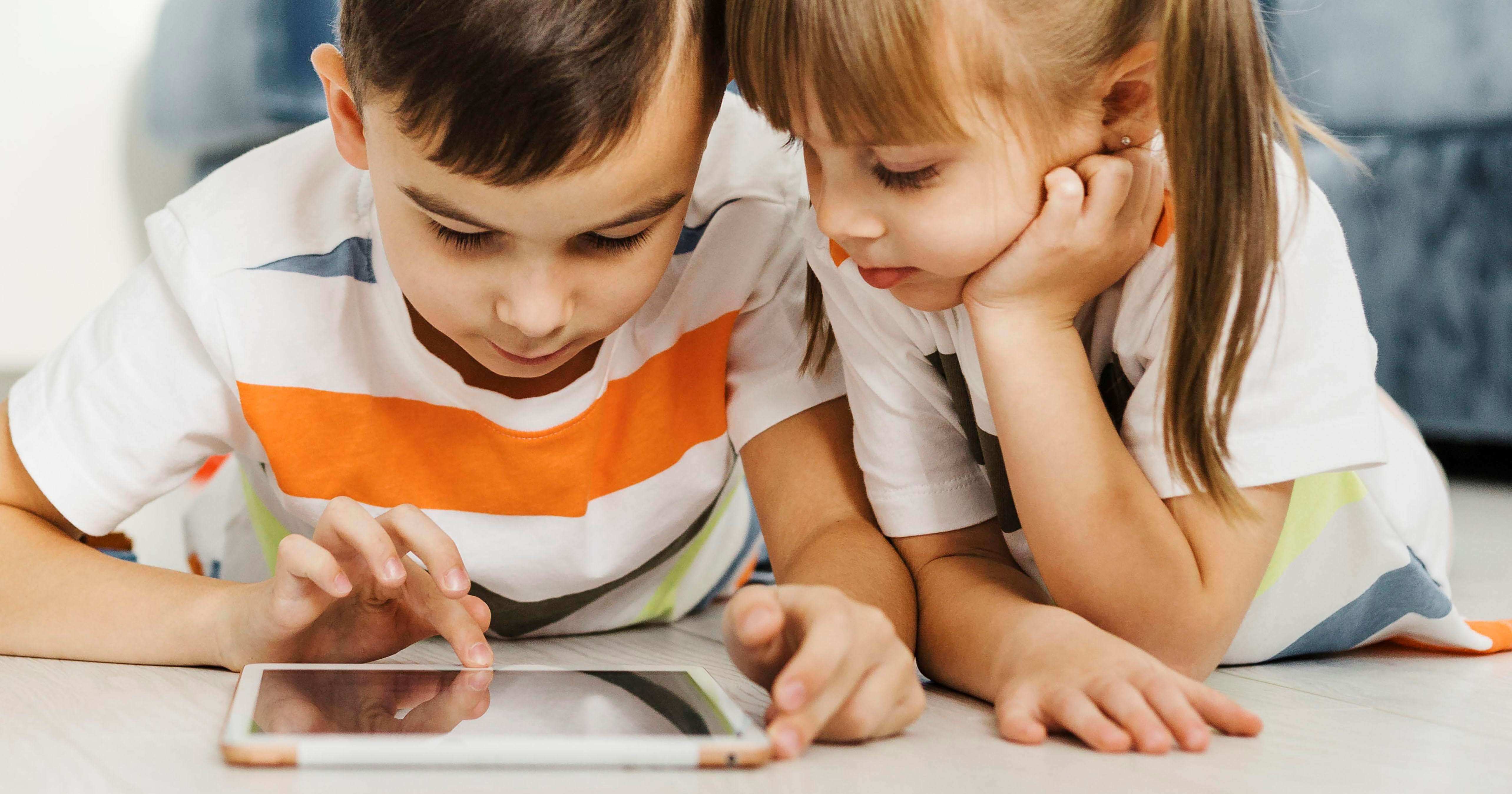 Digitális vs hagyományos játékok: Mikor szociálisabbak a gyerekek?